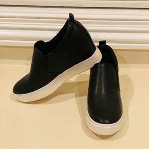 NWOT WANTED SHOES INC.
WOMEN'S POCONO SLIP ON CASUAL SHOE
Women – Size8 8